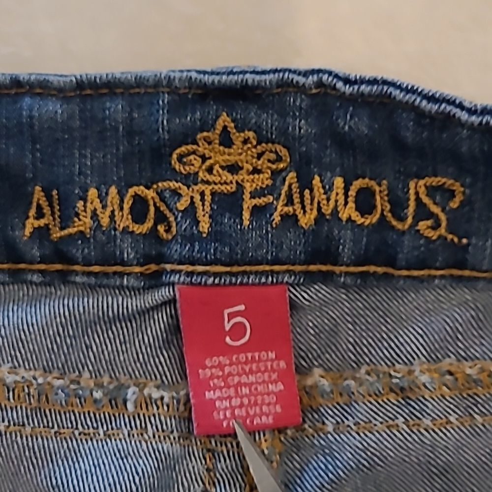 Almost famous sz 5 distressed denim shorts - Picture 4 of 6